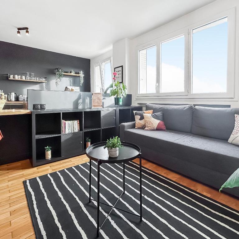 un salon avec un canapé et une table dans l'établissement Cozy flat balcony panoramic view 5m metro B, à Oullins