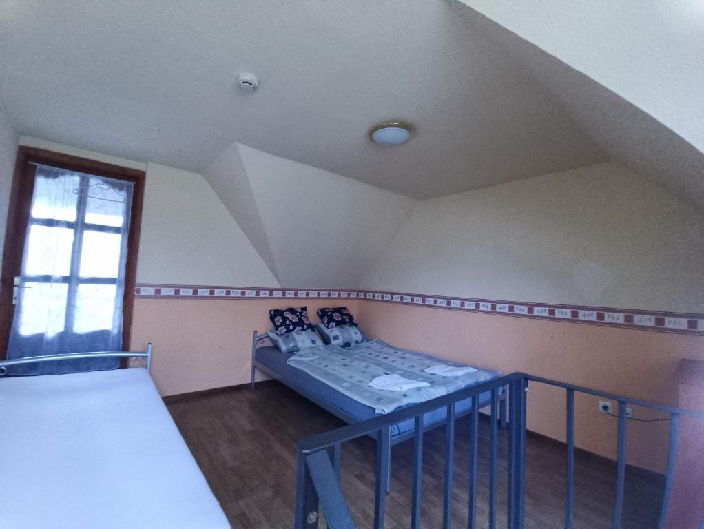Postel nebo postele na pokoji v ubytování Színes Apartmanok és Kemencés Apartmanok