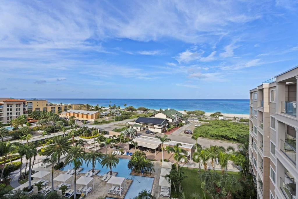 una vista di un resort con l'oceano sullo sfondo di Beach View - Seascape Retreat 2BR condo - LV605 a Palm Beach