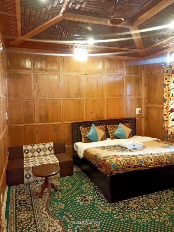 Postel nebo postele na pokoji v ubytování Hotel Kashmir Heaven