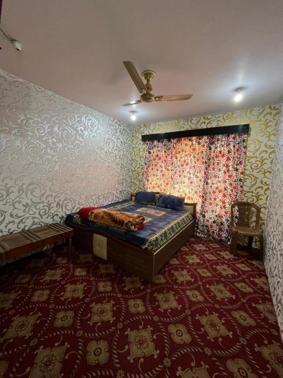 Postel nebo postele na pokoji v ubytování Hotel Kashmir Heaven