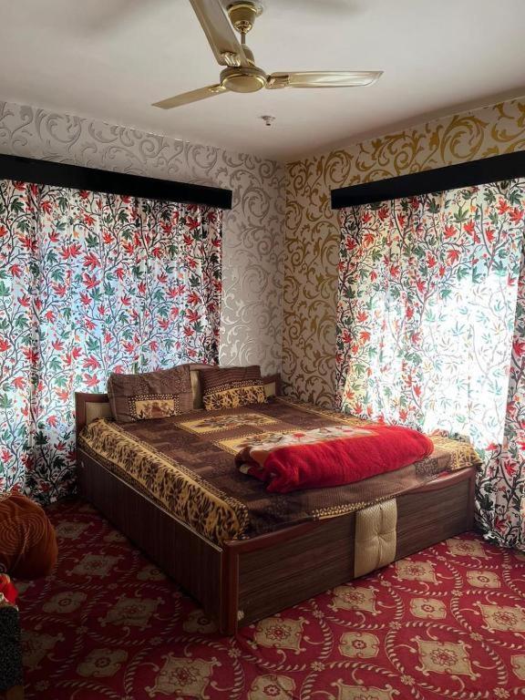 Postel nebo postele na pokoji v ubytování Hotel Kashmir Heaven