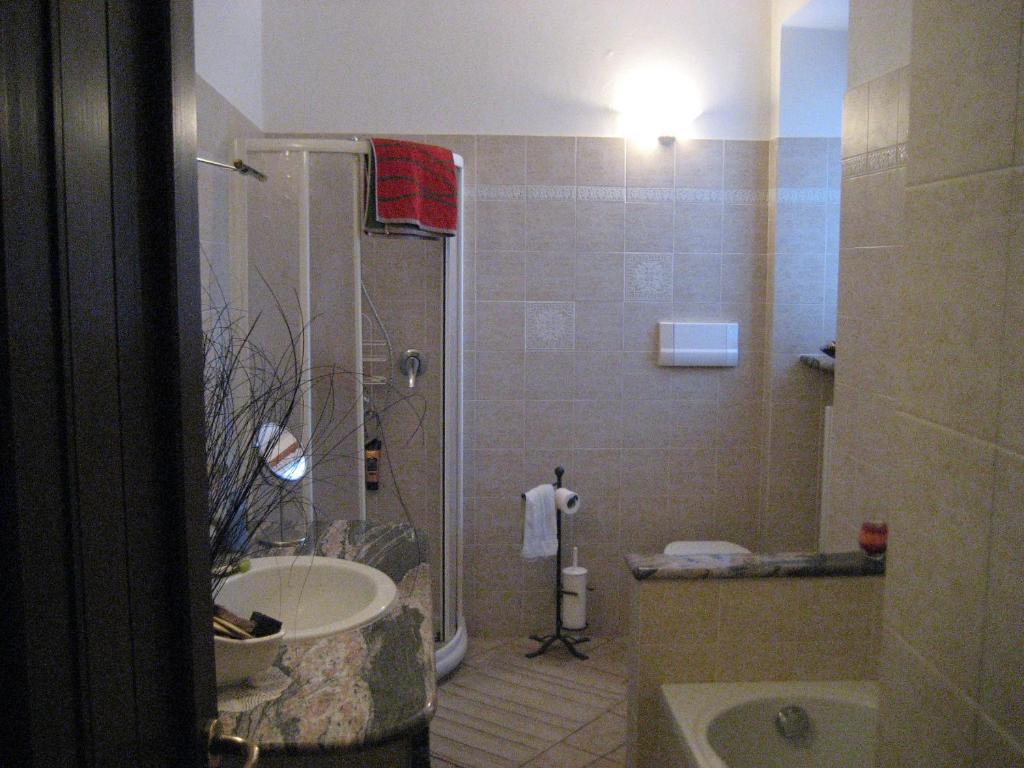A bathroom at La casa tra i vigneti