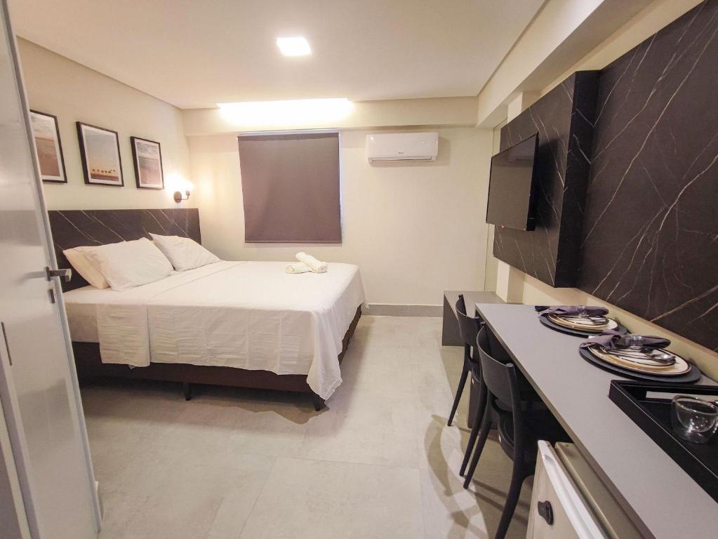 若昂佩索阿Flat Vista Mar em Manaíra Arpoar by Qavi的一间有床和厨房的小房间