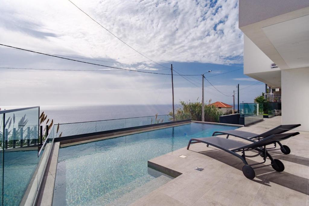 basen na dachu domu w obiekcie GuestReady - Madeiran oasis with ocean view w mieście Campanário