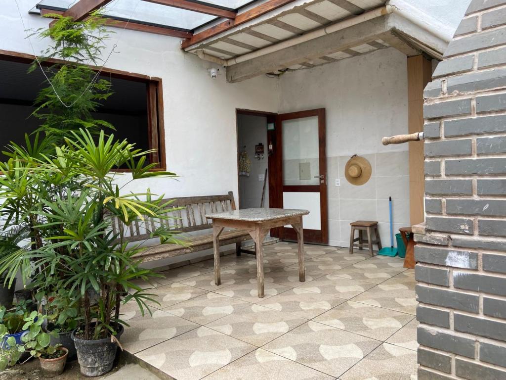 Casa Temporada Maria Antônia في باراتي: فناء على كرسي خشبي