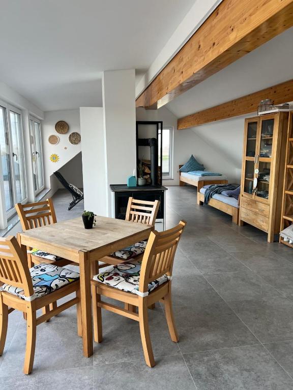 a dining room with a table and chairs and a bedroom at Haus Villa-Moderne Galeriewohnung in Wallersdorf-Haidlfing in Wallersdorf