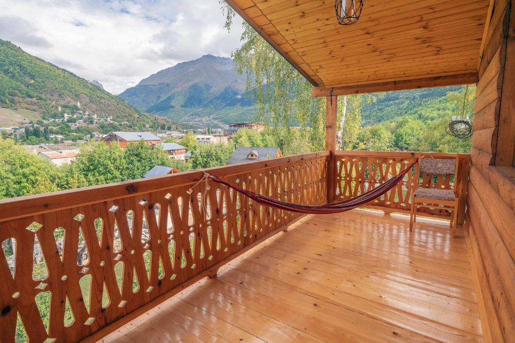 un'amaca sul balcone di una baita con montagne di Ioane's Chalet a Mestia