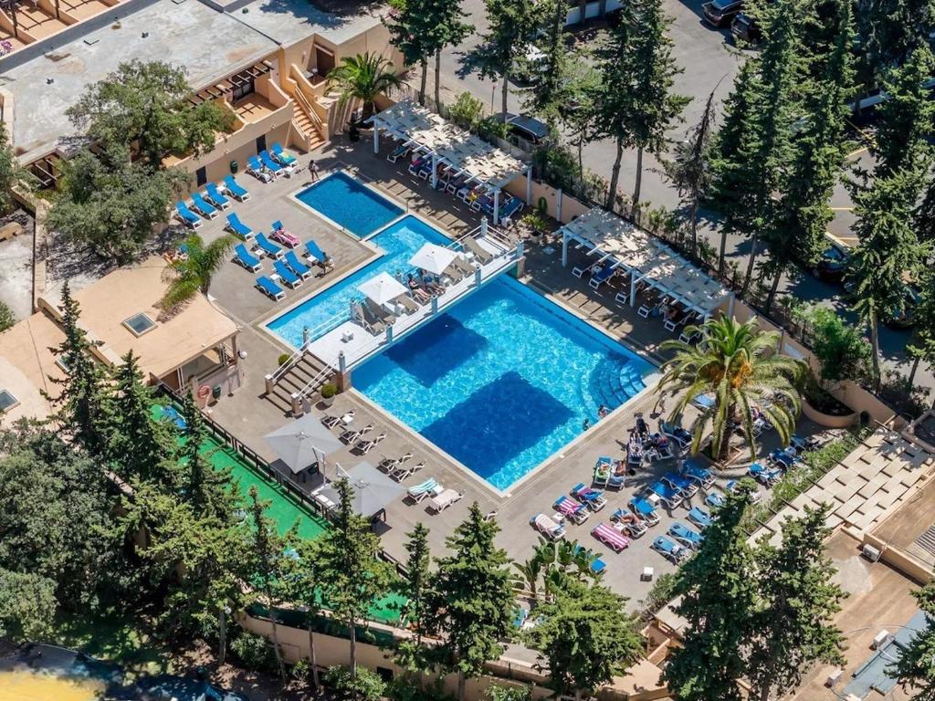 an overhead view of a pool at a resort at Studio on Maria Luisa Beach Wifi Parking Swimming Pool in Olhos de Água