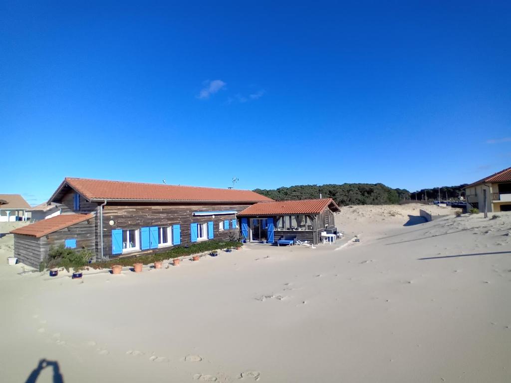 - un bâtiment sur la plage à côté du sable dans l'établissement Sable et Océan, à Vielle-Saint-Girons