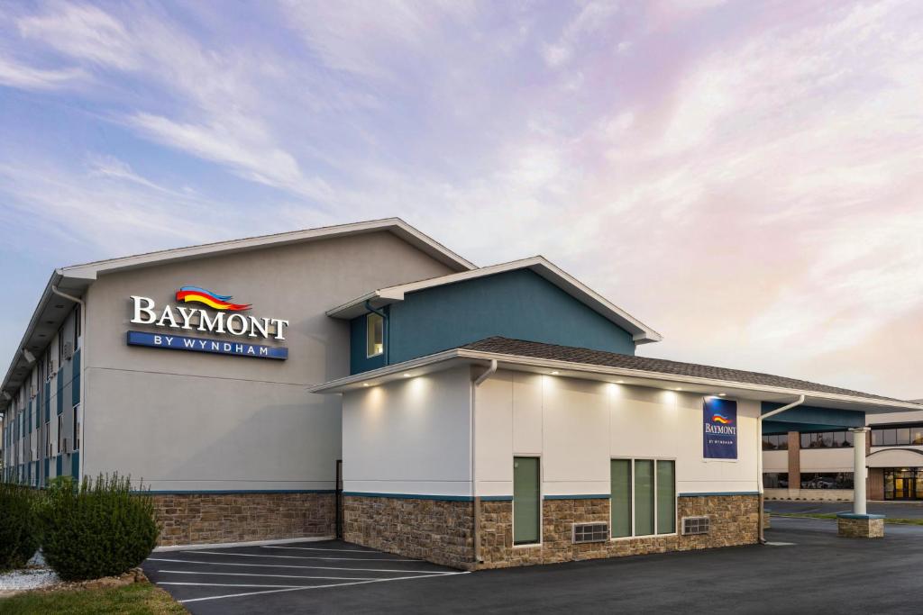 リバティにあるBaymont Inn & Suites by Wyndhamの大きな建物