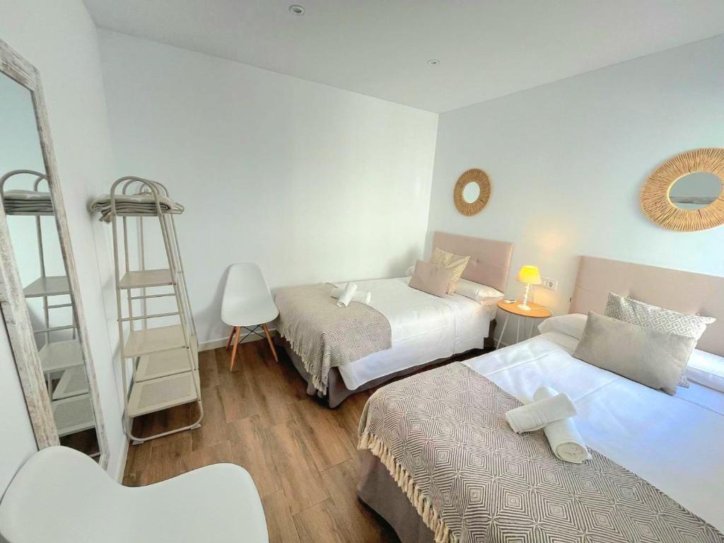 ein kleines Zimmer mit zwei Betten und einer Leiter in der Unterkunft Valentina Home in Córdoba