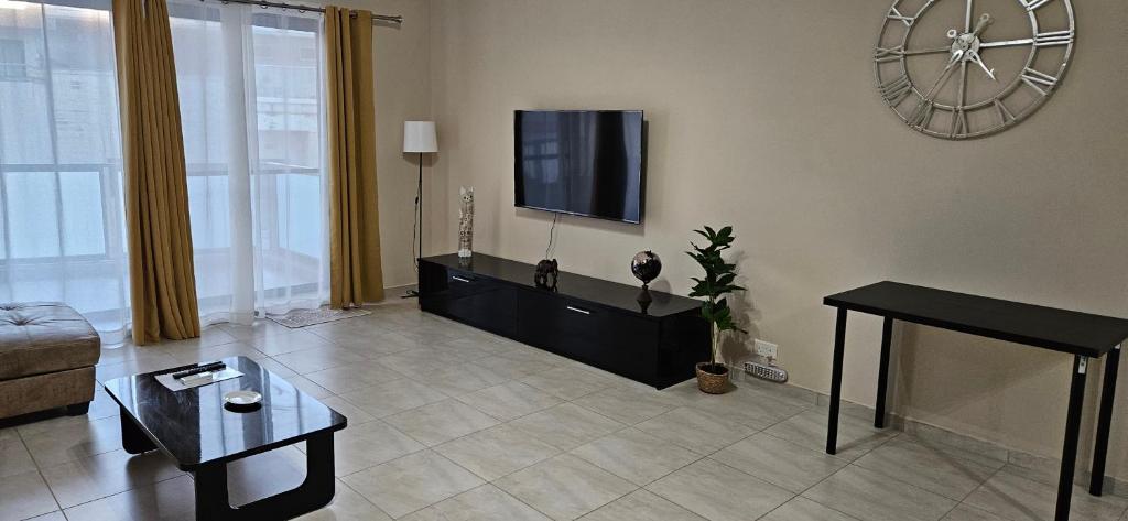 TV a/nebo společenská místnost v ubytování Large Apartment in Marsascala. sleeps 6