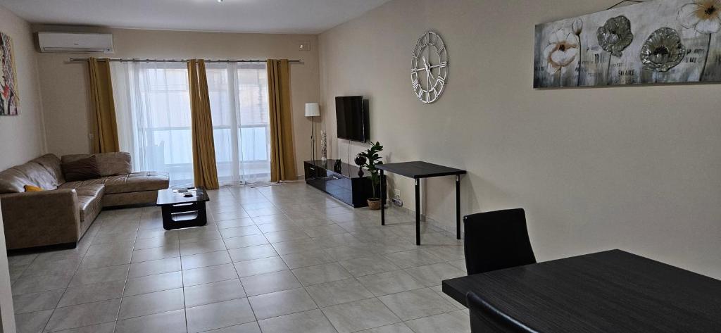 Posezení v ubytování Large Apartment in Marsascala. sleeps 6