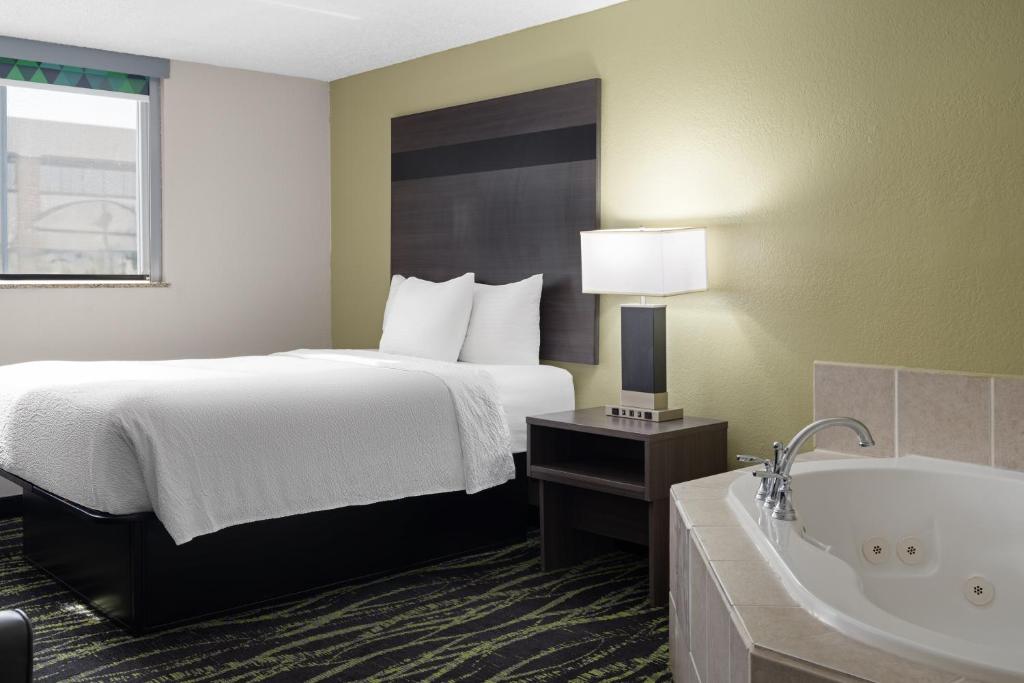 Baymont Inn & Suites by Wyndham - Habitación Con Cama Grande - No Fumadores