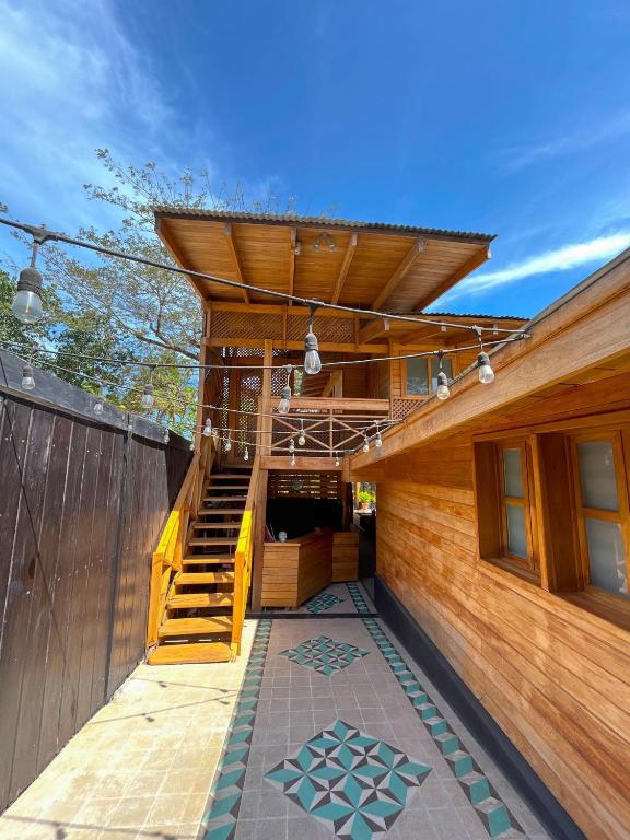 Balkón nebo terasa v ubytování Casa Aura: Beachfront Premium Hostel