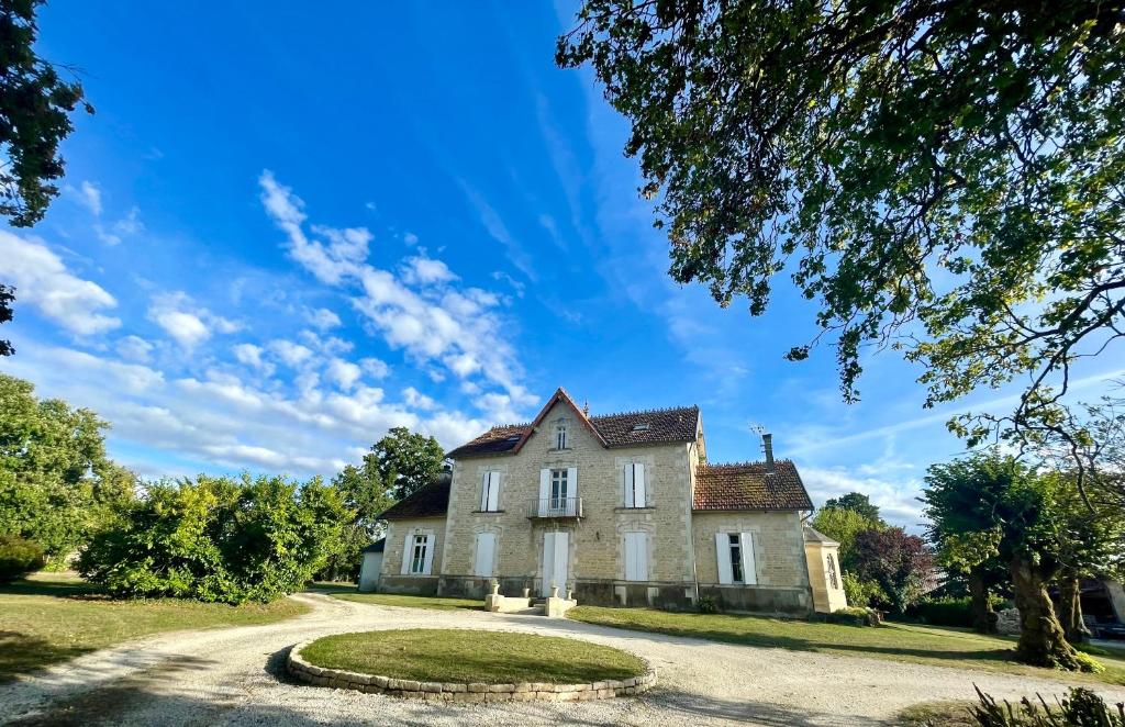 una vecchia casa su una strada di La Montgrande Bed & Breakfast ad Aulnay