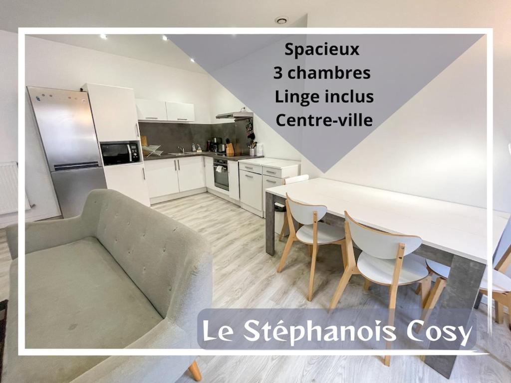 une cuisine avec une table et des chaises dans une pièce dans l'établissement Le Stéphanois cozy centre-ville spacieux, à Saint-Étienne
