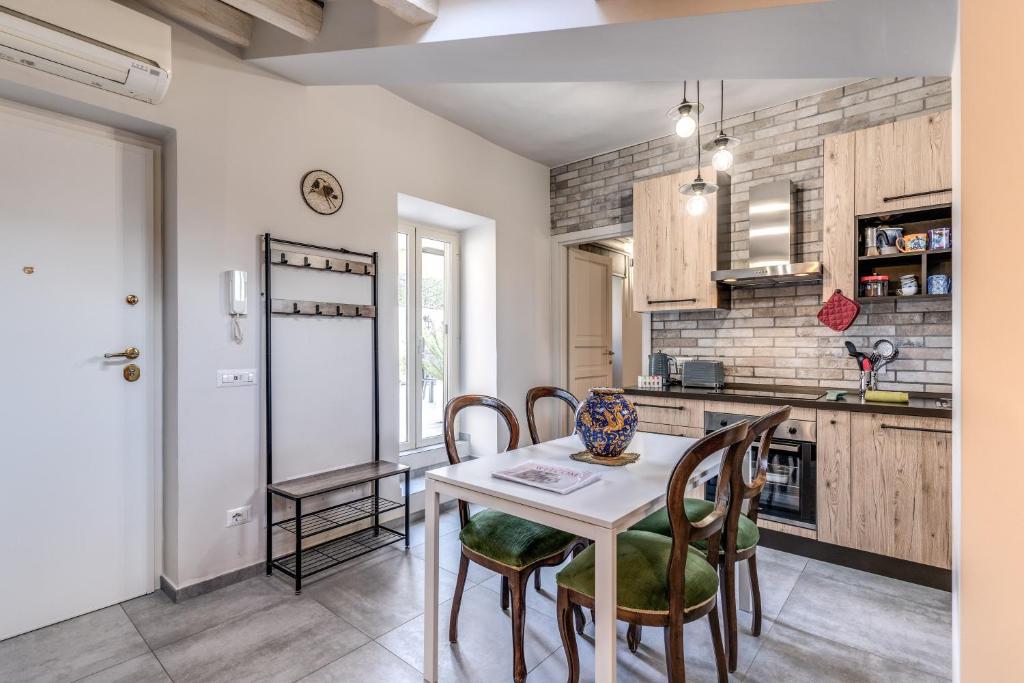 A kitchen or kitchenette at Circo Massimo Apartment & Terrace