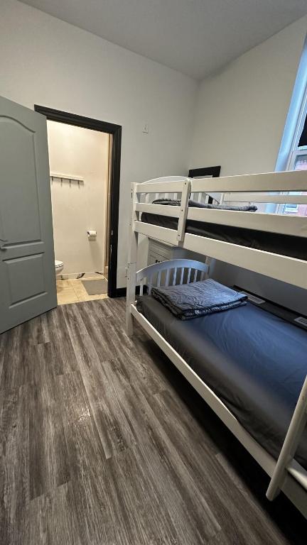 Postel nebo postele na pokoji v ubytování Queen Nest Hotel