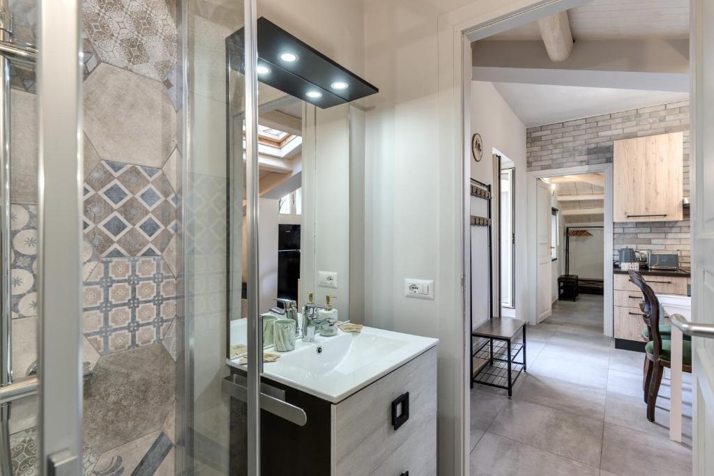 A kitchen or kitchenette at Circo Massimo Apartment & Terrace