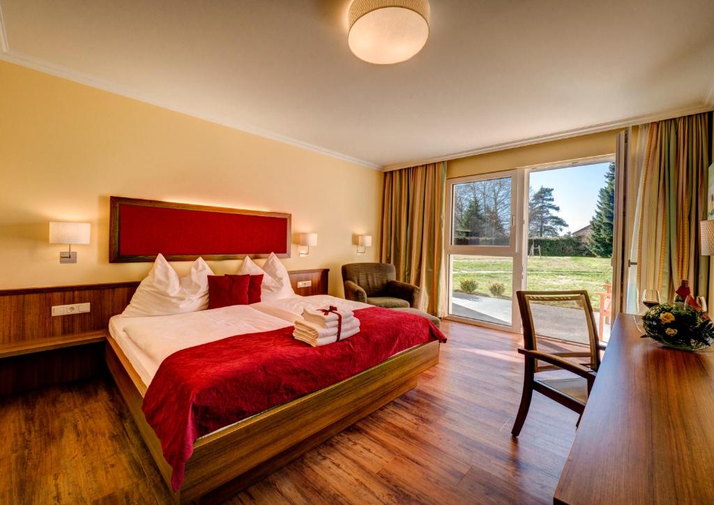 Postel nebo postele na pokoji v ubytování Dorf Hotel Grüner Baum