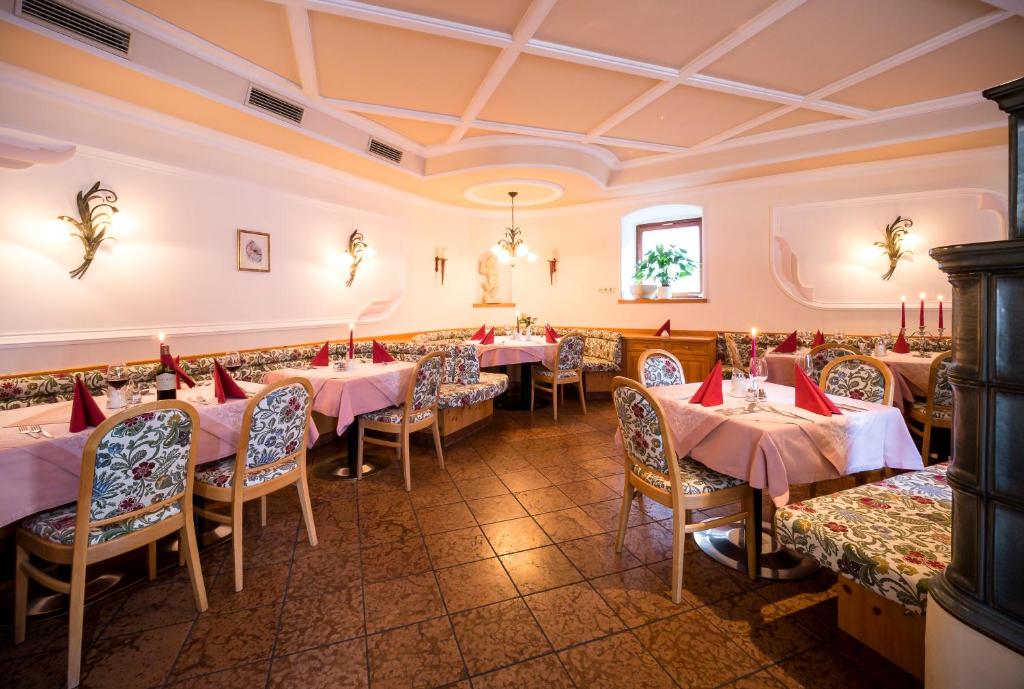 Restaurace v ubytování Dorf Hotel Grüner Baum