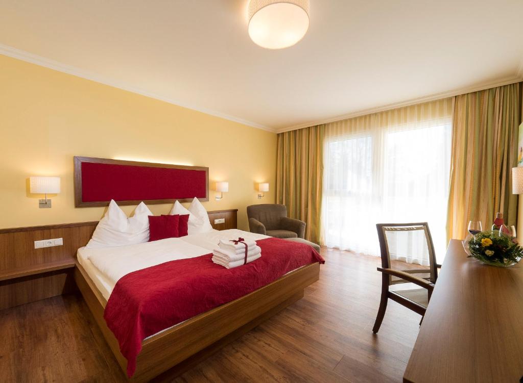 Postel nebo postele na pokoji v ubytování Dorf Hotel Grüner Baum