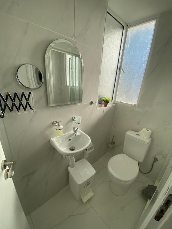 Koupelna v ubytování Hostl - Beds & Rooms - The Hostel Inn Paphos, Old Town