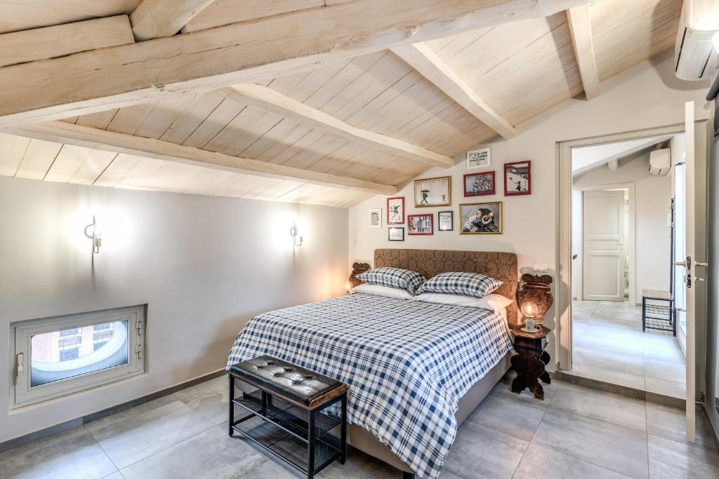 A bed or beds in a room at Circo Massimo Apartment & Terrace