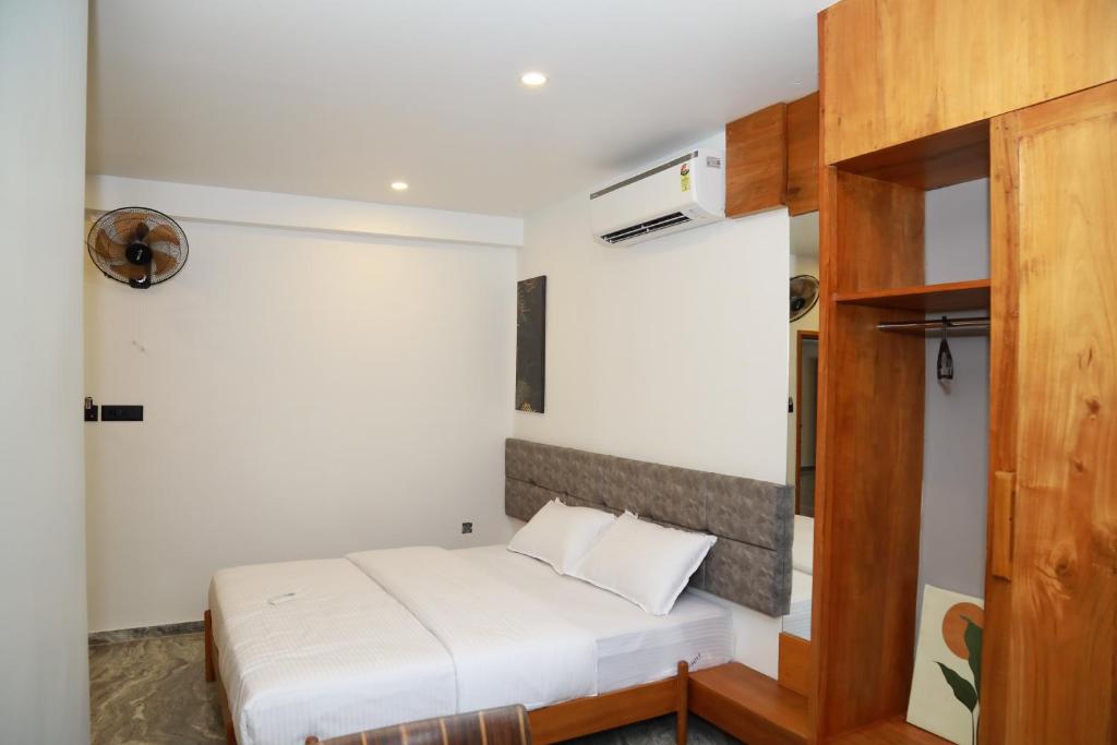 Postel nebo postele na pokoji v ubytování Luxe Inn