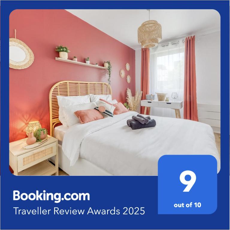 une chambre avec un lit blanc et un mur rouge dans l'établissement Appartement 39m2 - Free Parking - Rer C - Métro 13-14 - Ascenseur - Easy Check in -, à Asnières-sur-Seine