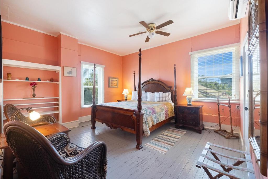 Un dormitorio con una cama y un ventilador de techo. en Historic Island Hotel, en Cedar Key