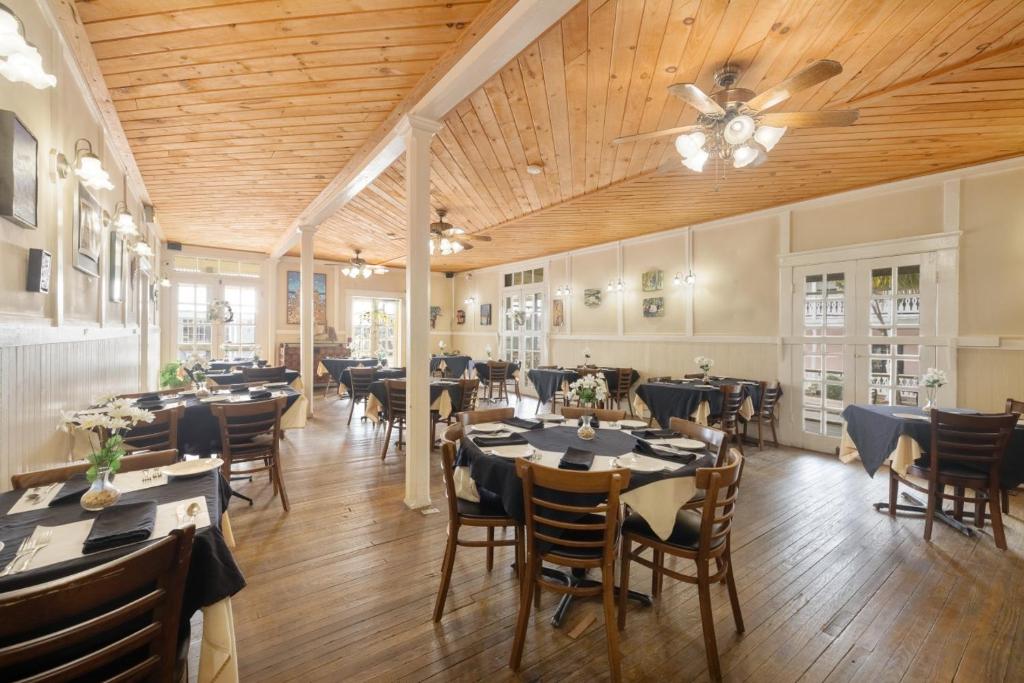Restoran või mõni muu söögikoht majutusasutuses Cedar Keys Island Hotel in downtown
