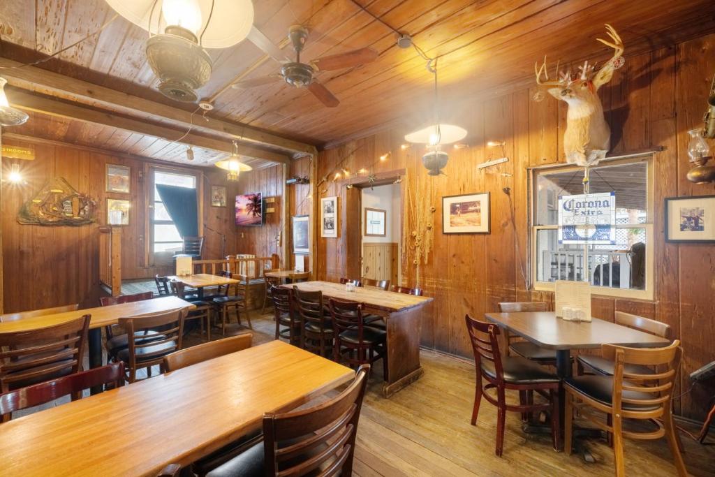 Restoran või mõni muu söögikoht majutusasutuses Cedar Keys Island Hotel in downtown