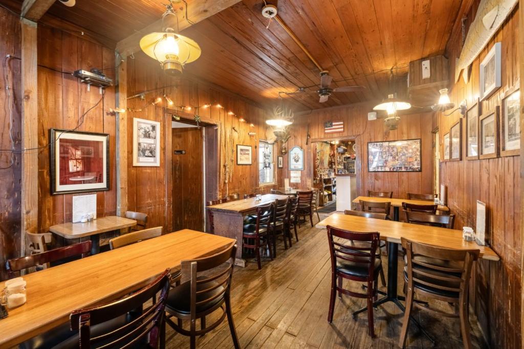 Restoran või mõni muu söögikoht majutusasutuses Cedar Keys Island Hotel in downtown