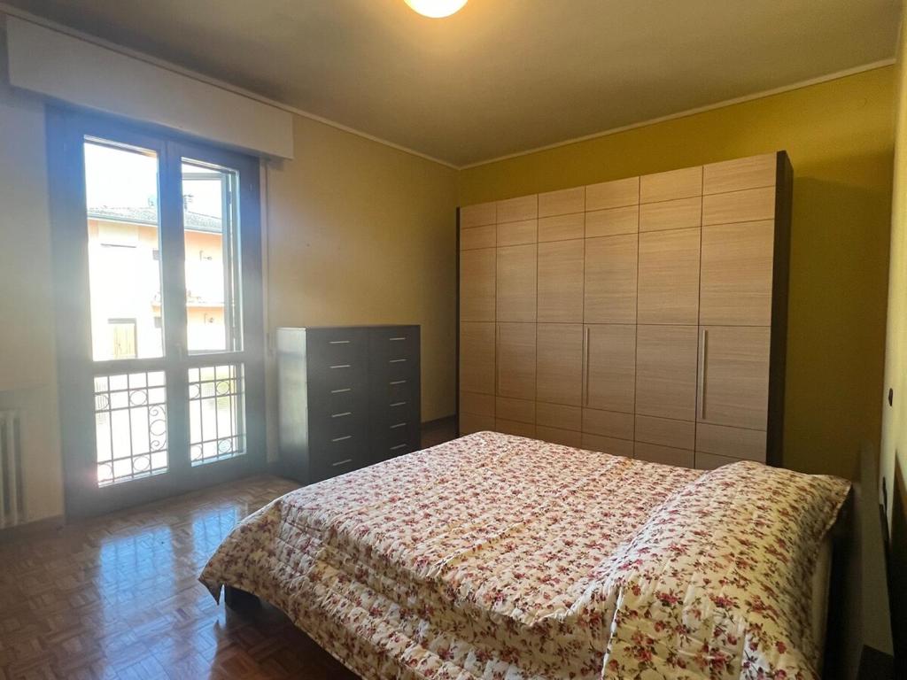 Un dormitorio con una cama y una ventana grande. en Diamond House, en Virgilio
