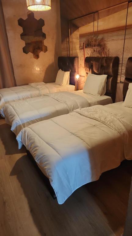 Postel nebo postele na pokoji v ubytování Joumaira room Beach