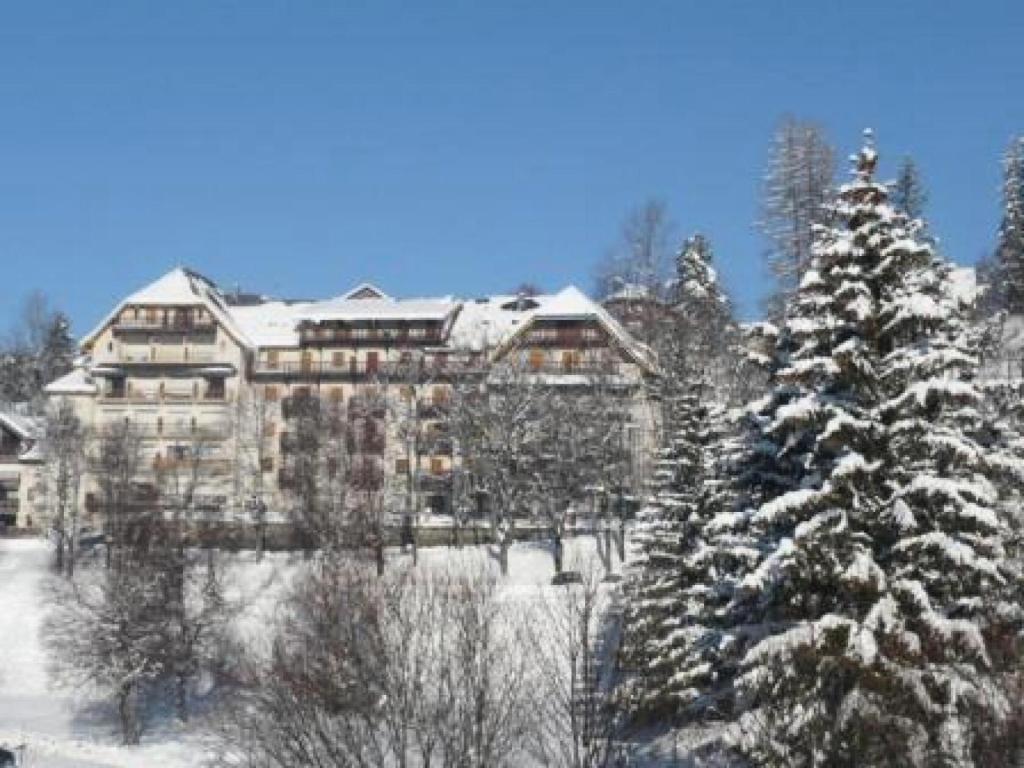 Résidence Le Grand Adret - Très belle vue sur le parc de la résidence et la montagne MAE-3644 v zime