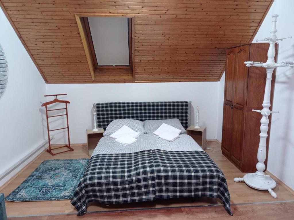 Postel nebo postele na pokoji v ubytování Revans teázó apartman- belváros