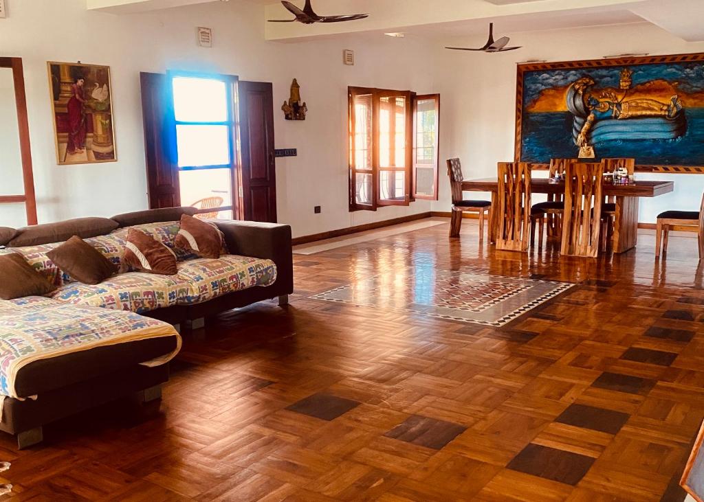 ein Wohnzimmer mit Sofas und ein Esszimmer in der Unterkunft Kesaviyam Unique Ocean View Luxury Suites vicinity Kovalam Light house in Kovalam