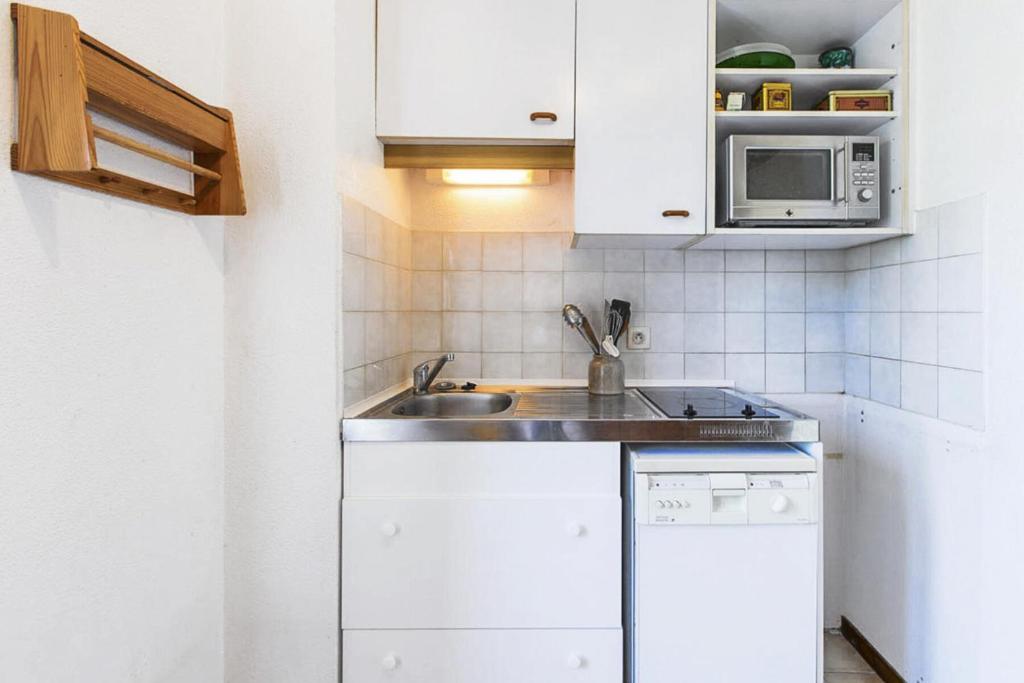 Kuchyňa alebo kuchynka v ubytovaní Résidence Le Grand Adret - Appartement 2 pièces dans une belle résidence MAE-3994