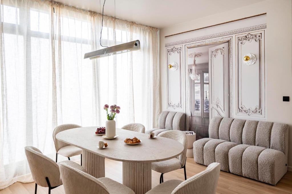 une salle à manger avec une table et des chaises dans l'établissement The Olympia Suite - Duke Housing, à Paris