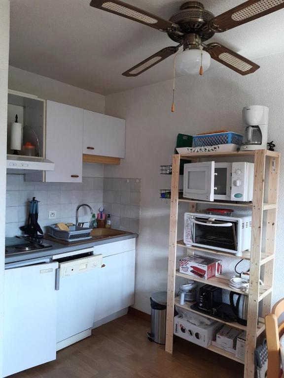 Kuchyňa alebo kuchynka v ubytovaní Résidence Le Grand Adret - Studio cabine MAE-2364
