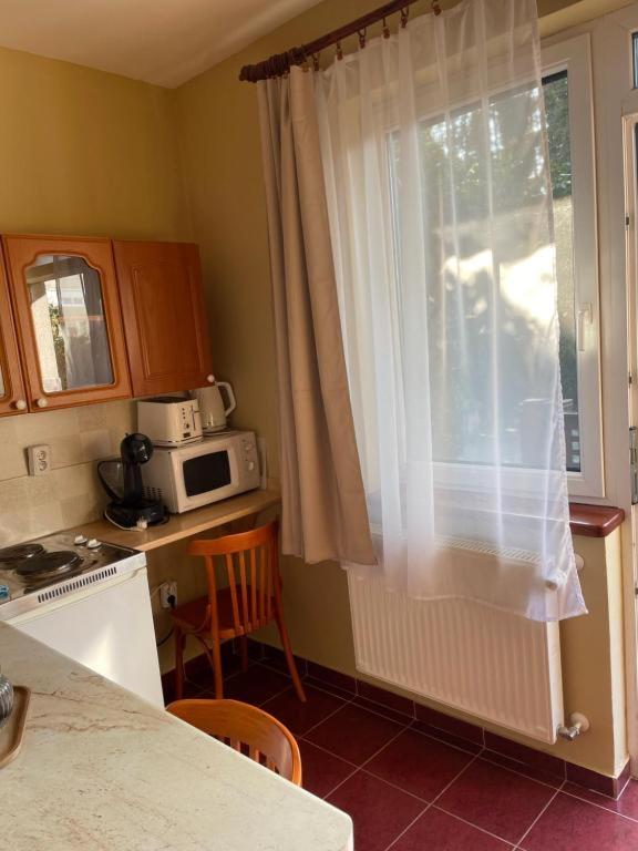 Kuchyň nebo kuchyňský kout v ubytování Rózsakert Apartmanház