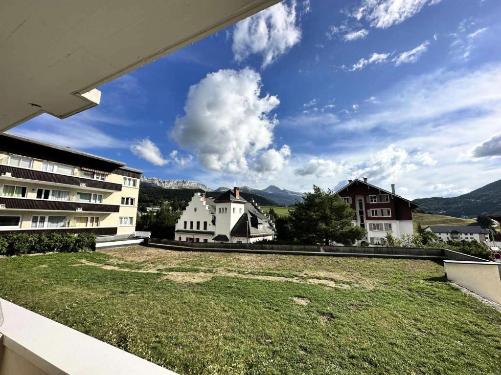 维拉尔-德朗Résidence Le Vercors - Appartement proche du centre de Villard de Lans MAE-3934的从建筑物阳台看到的景色