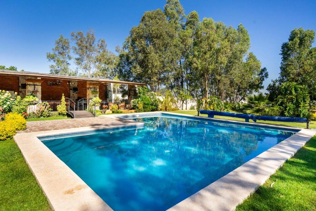 Πισίνα στο ή κοντά στο La Herencia country house with pool, terrace and green areas
