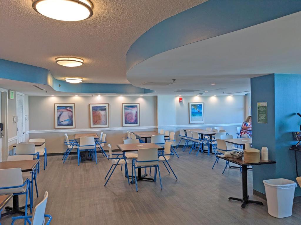 ein Esszimmer mit Tischen und Stühlen in der Unterkunft Seaside Resort in Myrtle Beach