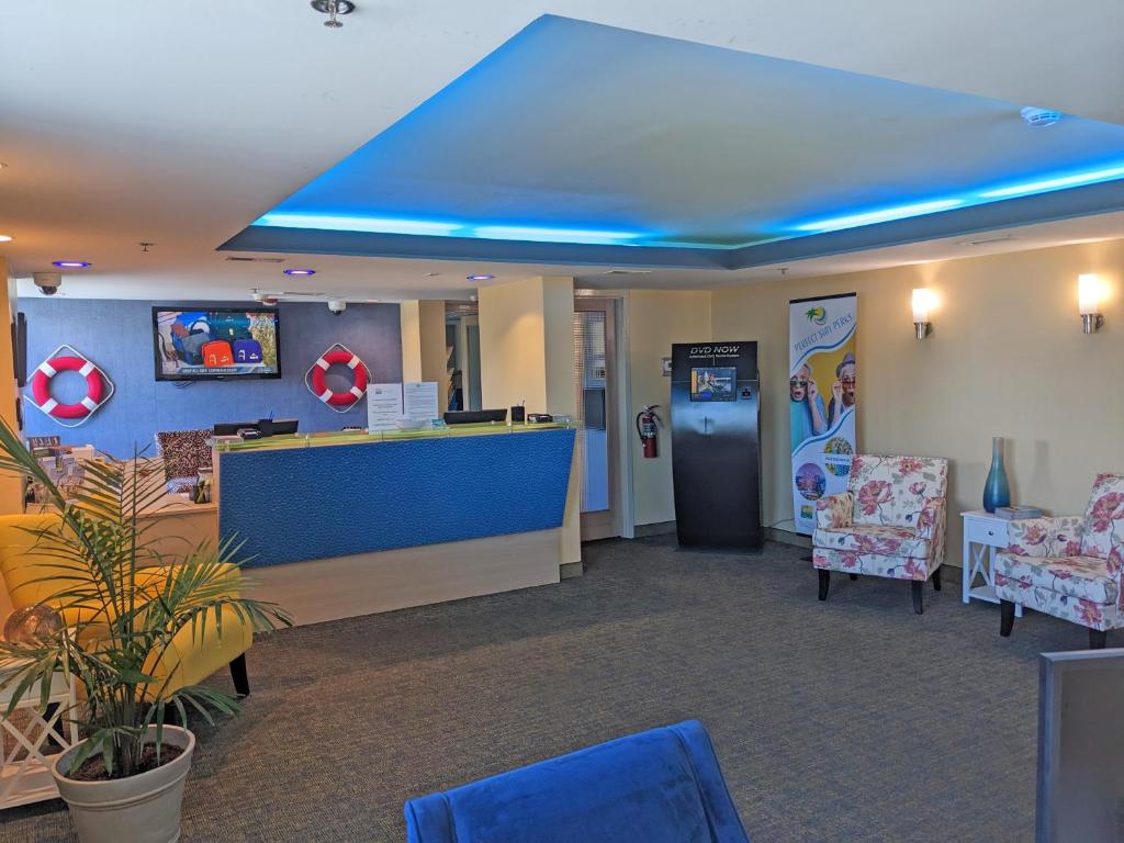 eine Lobby mit einem Wartezimmer mit blauen Lichtern in der Unterkunft Seaside Resort in Myrtle Beach