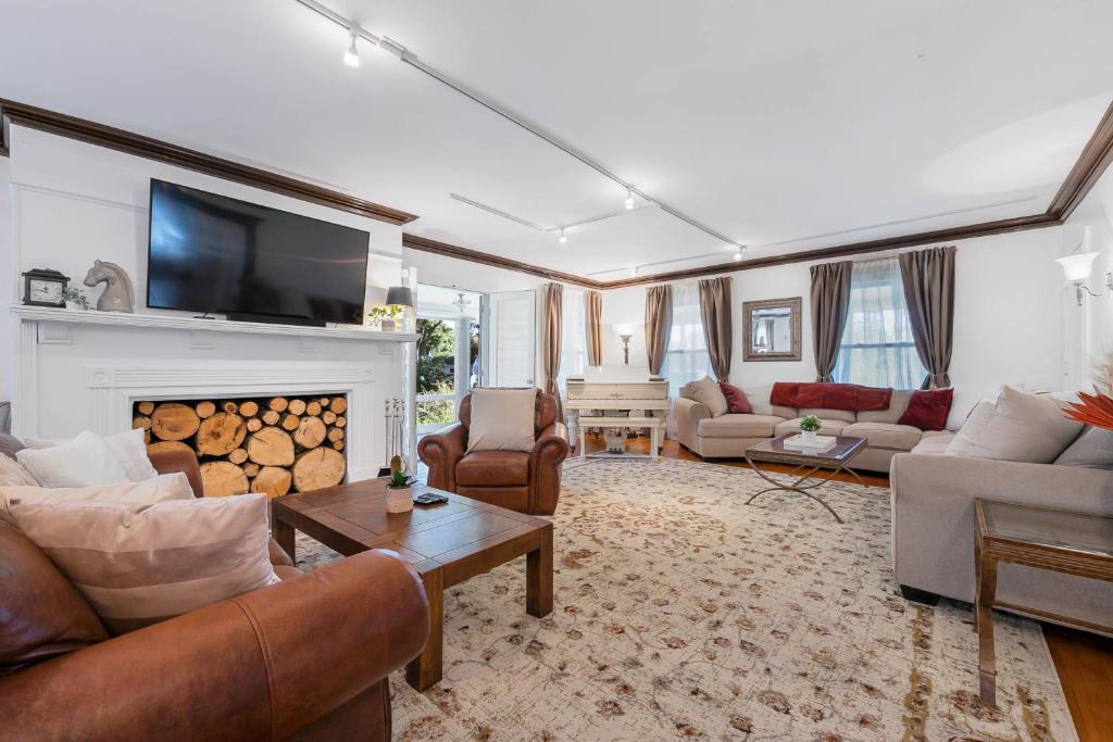 a living room filled with furniture and a fireplace at - King Bed - Massive Yard - Fully Equipped Condo in Geneva